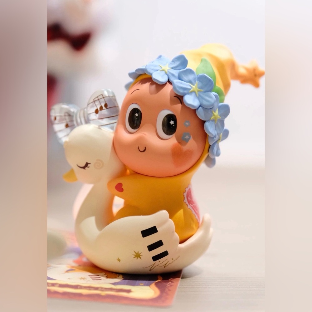 Twinkle Twinkle From “Crush On You” Series Figures - “Flower Bearer”